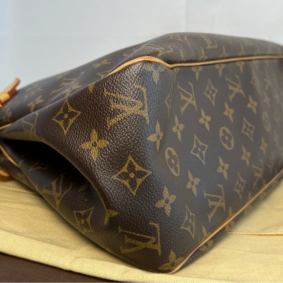 Auth. Louis Vuitton Batignolles Horizontal Monogram Shoulder Bag with Dust Bag - Picture 6 of 17